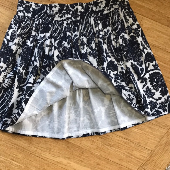 🦋 Banana Republic Navy & White Batik Print Skirt - Picture 3 of 6